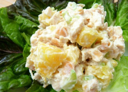Салат с курицей и ананасами