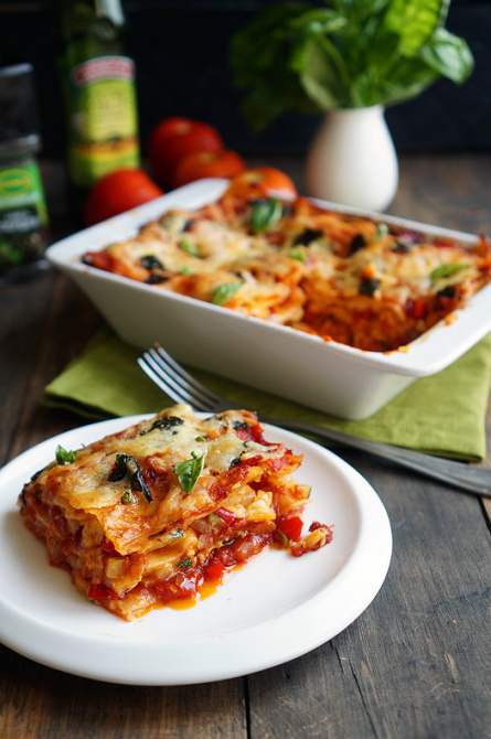 Лазанья с колбасками и луком пореем